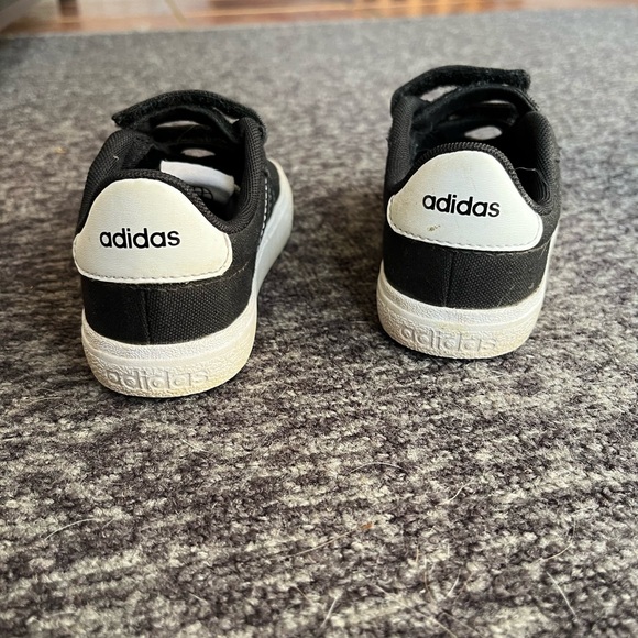Adidas Kids Shoes Size 9 - Picture 2 of 2